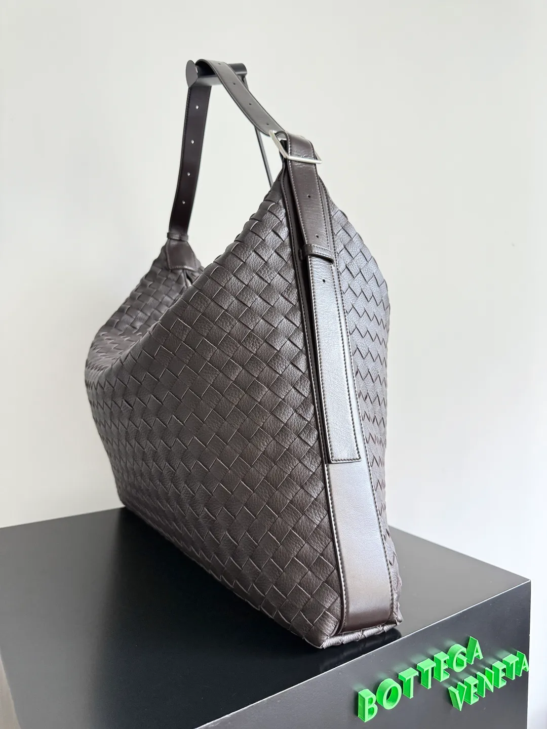 Batch 3280 BOTTEGA VENETA's new Traveler deerskin series is here! The travel season is coming soon, and I believe you must need a large-capacity and simple bag. This new Traveler is very in line with the current travel craze. The whole bag is designed with deerskin and is made of the highest quality leather. It feels tougher to the touch. The super large capacity is suitable for short trips. Traveling with friends and family does not require carrying heavy luggage. It is also very convenient for friends who often travel for work. You can carry two changes of clothes and a computer with you. It also comes with an adjustable shoulder strap to free your hands. Style number: 806976 Size: 58*46*10cm